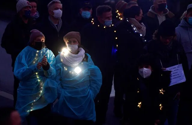 People take part in a demonstration against coronavirus disease (COVID-19) measures, in Hamburg, Germany December 18, 2021. (Photo by Fabian Bimmer/Reuters)