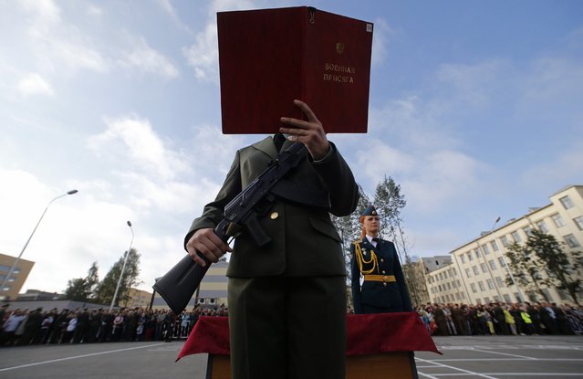 A first year cadet of the Military University of Communication takes the oath during a ceremony in St.Petersburg September 6, 2014. (Photo by Alexander Demianchuk/Reuters)