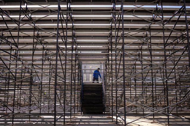 A construction worker finishes up the reviewing stand on Pennsylvania Avenue, ahead of the presidential inauguration of U.S. President-elect Donald Trump, in Washington, U.S., January 14, 2025. (Photo by Marko Djurica/Reuters)