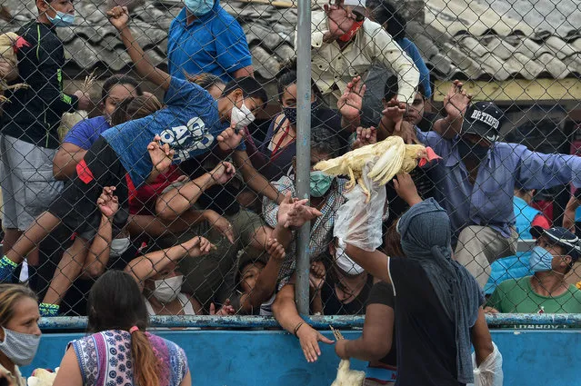 People crowd to receive hens given by Honduran presidential pre-candidate for LIBRE party, Wilfredo Mendez, at the working-class neighbourhood of El Carrizal, in Tegucigalpa on May 7, 2020, amid the new coronavirus pandemic. (Photo by Orlando Sierra/AFP Photo)