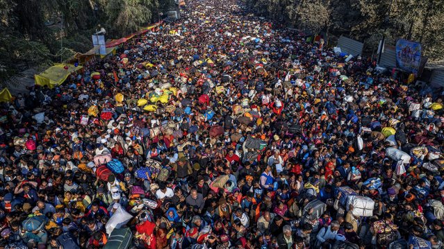 Indian Hindu devotees arrive for a holy dip at Sangam, the confluence of the Ganges, the Yamuna and the mythical Saraswati rivers, on the eve of the 'Mauni Amavasya' or new moon day during the Maha Kumbh festival, in Prayagraj, Uttar Pradesh, India, Tuesday, January 28, 2025. (Photo by Rajesh Kumar Singh/AP Photo)