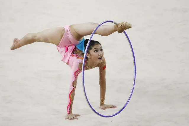 China's Liu Jiahui performs with the hoop in the individual rhythmic gymnastics competition at the Namdong Gymnasium Club during the 17th Asian Games in Incheon October 2, 2014. (Photo by Kim Hong-Ji/Reuters)