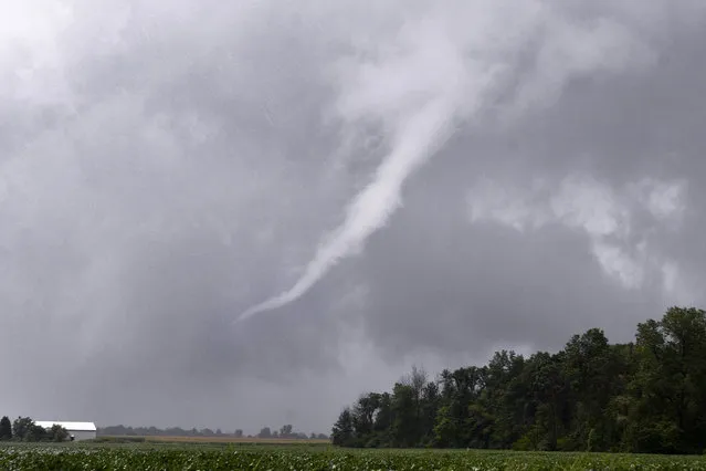 A funnel cloud near Van Buren, Ind., moves east before breaking up as storms move through Grant County, Wednesday, August 24, 2016. At least two tornadoes struck cities in central Indiana on Wednesday, tearing the roof off apartment buildings, sending air conditioners falling onto parked cars and cutting power to thousands of people. (Photo by Jeff Morehead/Chronicle-Tribune via AP Photo)