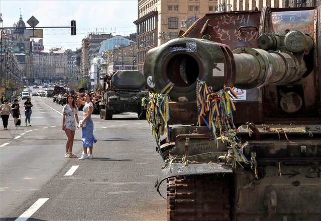 People attend an exhibition displaying destroyed Russian military vehicles located on the main street Khreshchatyk as part of the upcoming celebration of the Independence Day of Ukraine, amid Russia's invasion, in central Kyiv, Ukraine on August 21, 2023. (Photo by Gleb Garanich/Reuters)