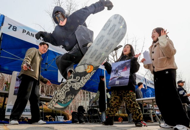 On the afternoon of the March 7, 2025 students are promoting their snowboarding club at a club fair held at Yonsei University in Seodaemun-gu, Seoul. (Photo by Park Seong-won)