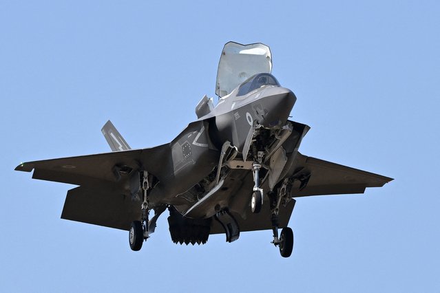 A Lockheed Martin F-35 fighting jet takes part in a flying display at the Farnborough Airshow, in Farnborough, on July 19, 2022. (Photo by Justin Tallis/AFP Photo)