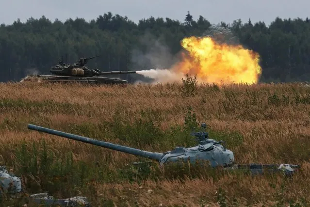 A Russian T-90A tank fires during a demonstration show at the International military-technical forum “Army-2020” at Alabino range in Moscow Region, Russia, August 24, 2020. (Photo by Evgenia Novozhenina/Reuters)