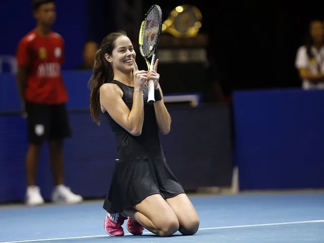 Micromax Indian Aces' Ana Ivanovic of Serbia reacts as Singapore Slammers' Serena Williams of the U.S. challenges a line call during their women's singles match at the International Premier Tennis League (IPTL) in Singapore, December 3, 2014. (Photo by Edgar Su/Reuters)