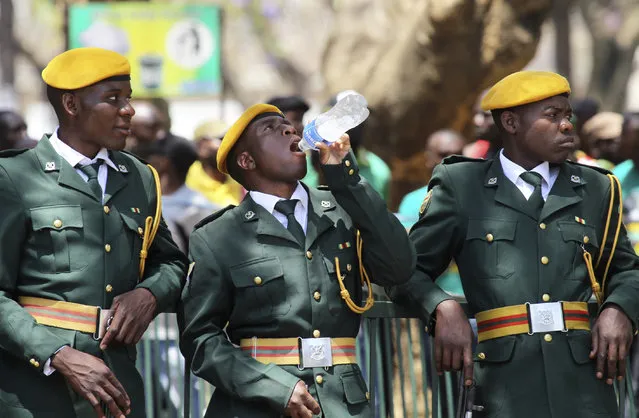 Zimbabwean soldiers relax during the opening of the  4th session of the 8th Parliament of Zimbabwe in Harare, Thursday, October 6, 2016. (Photo by Tsvangirayi Mukwazhi/AP Photo)