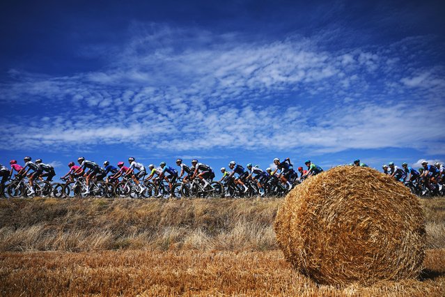 A general view of the peloton passing through a landscape during the La Vuelta – 80th Tour of Spain 2025, Stage 19 a 161.9km stage from Rueda to Guijuelo/ #UCIWT / on September 12, 2025 in Guijuelo, Spain. (Photo by Dario Belingheri/Getty Images)