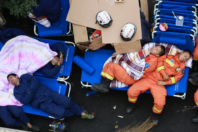 Rescuers rest near a site of explosion at coal mine in Chongqing, China, November 1, 2016. (Photo by Zhou Shijie/Reuters)