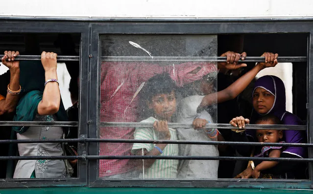 People look out from a passenger bus in New Delhi, India, June 5, 2018. (Photo by Saumya Khandelwal/Reuters)