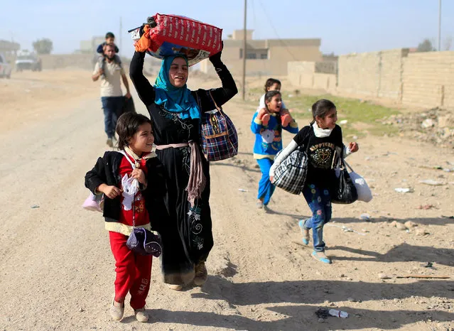 Displaced people flee Samah neighborhood during a fight between the Islamic State militants and the Iraqi Counter Terrorism Service, in Mosul November 13, 2016. (Photo by Ahmad Jadallah/Reuters)