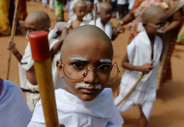 Indian school children with their head tonsured and dressed like Mahatma Gandhi assemble during a event at a school in Chennai on October 1, 2018, ahead of Gandhi's birth anniversary. Indians all over the country celebrate Gandhi's birthday on October 2. (Photo by Arun Sankar/AFP Photo)