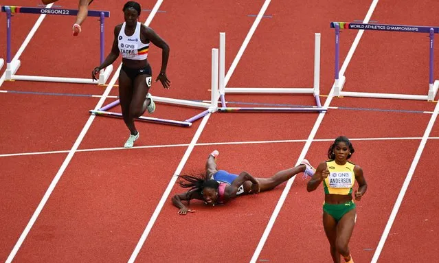 USA's Nia Ali (C) falls in the women's 100m hurdles heats during the World Athletics Championships at Hayward Field in Eugene, Oregon on July 23, 2022. (Photo by Jim Watson/AFP Photo)
