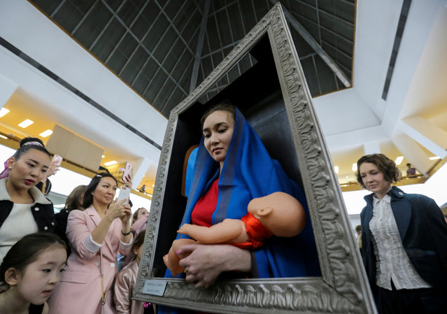An artist performs during the Night in the Museum, cultural event dedicated to the International Museum Day, in Almaty, Kazakhstan on May 18, 2019. (Photo by Pavel Mikheyev/Reuters)