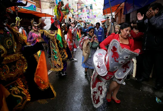 A woman carries a Morenada dress during the carnival parade in Oruro, Bolivia February 25, 2017. (Photo by David Mercado/Reuters)