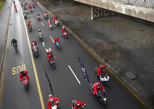 Members of the Sofia Riders, Bulgaria's largest free-ride motorcycle organization, ride dressed as Santa Claus during their traditional Christmas tour of the streets of Sofia, Bulgaria, 18 December 2021. Hundreds of rockers gathered before the Christmas holidays for charity. (Photo by Vassil Donev/EPA/EFE)