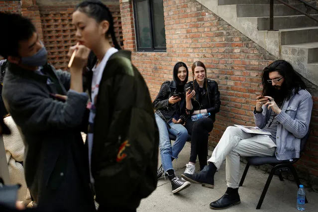 Models wait backstage for the start of the Shangshou Huatian fashion show by Ren Yi at China Fashion Week in Beijing, China March 29, 2017. (Photo by Thomas Peter/Reuters)