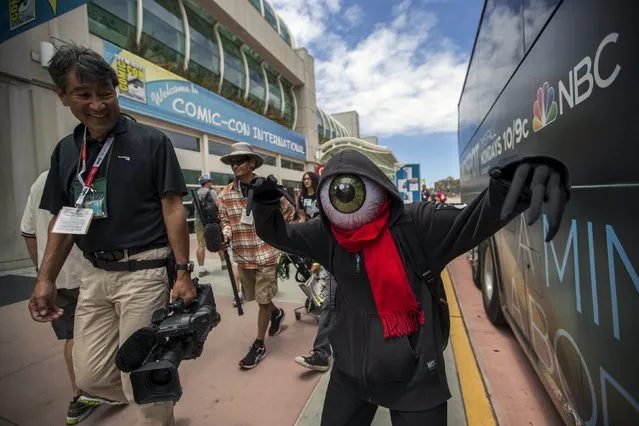 A cosplay enthusiast walks outside Convention Center during the 2015 Comic-Con International Convention in San Diego, California July 10, 2015. (Photo by Mario Anzuoni/Reuters)