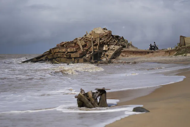 The ruins of the Predio do Julinho hotel, that collapsed in 2008 due encroachment by the sea, lay on the beachfront in Atafona, Rio de Janeiro state, Brazil, Tuesday, August 17, 2021. The hotel is among more than 500 other building that have fallen victim to the encroaching Atlantic Ocean, so far. (Photo by Silvia Izquierdo/AP Photo)