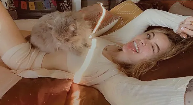 American model Paris Jackson hangs out with her cat in the first decade of May 2022. (Photo by parisjackson/Instagram)