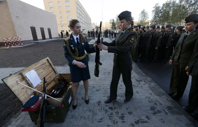 First year cadets of the Military University of Communication are handed their weapons before an oath-taking ceremony in St.Petersburg September 6, 2014. (Photo by Alexander Demianchuk/Reuters)