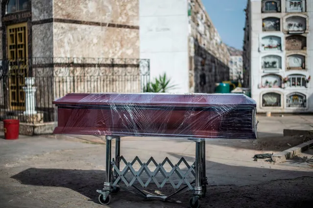 View of a coffin with the body of a COVID-19 victim before cremation at the El Angel crematorium, in Lima on May 06, 2020. Peru has 54,817 confirmed cases of coronavirus and 1,533 deaths since the first case was detected in the country on March 6. (Photo by Ernesto Benavides/AFP Photo)