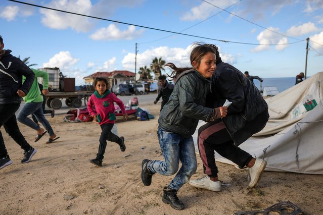Displace Palestinians who left the southern Gaza Strip where they had taken refuge, run for cover from Israeli fire, northwest of Nuseirat in the central part of the strip at the nearest point possible to the Israeli-controlled Netzarim corridor, where they set tents hoping to return to the north whenever possible, on January 24, 2025. (Photo by Bashar Taleb/AFP Photo)