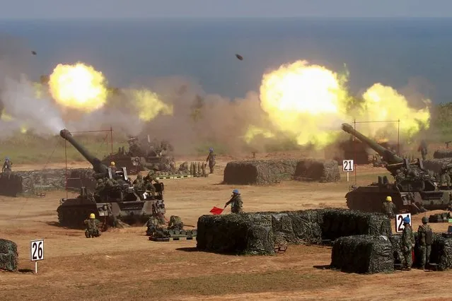 Soldiers fire M110 203mm howitzers during the annual Han Kuang military exercise in Hsinchu county, northern Taiwan, September 10, 2015. (Photo by Pichi Chuang/Reuters)