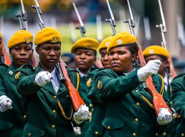 Soldiers march as Zimbabwe's new interim President reviews the honour guard for the first time after being sworn-in at the National Sports Stadium in Harare, on November 24 2017. (Photo by Jekesai Njikizana/AFP Photo)