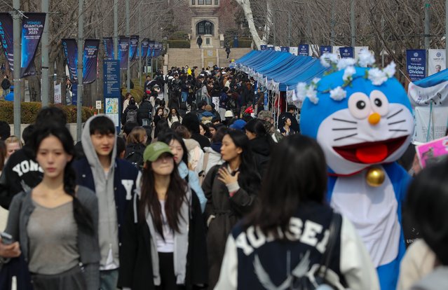 On the afternoon of the March 7, 2025 students are promoting their snowboarding club at a club fair held at Yonsei University in Seodaemun-gu, Seoul. (Photo by Park Seong-won)