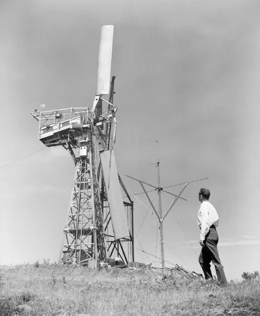 This windmill, said to be one of world's largest, is seen just after the second of two 32-ton, 80-foot stainless steel blades was set in place at Grandpa's Knob Castleton, Vermont August 25, 1941. The knob is a 2000-foot mountain at Castleton. Palmer Cosslett Putnam, Boston engineer and inventor of the gigantic machine, which is designed to generate 1000 kilowatts of electricity from the mountain winds, stands at the right regarding his creation. (Photo by AP Photo)