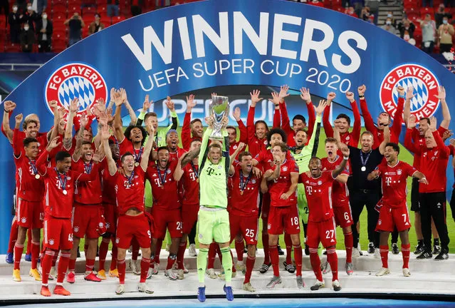 Bayern's goalkeeper Manuel Neuer holds the trophy as team mates celebrate after the UEFA Super Cup soccer match between Bayern Munich and Sevilla at the Puskas Arena in Budapest, Hungary, Thursday, September 24, 2020. (Photo by Bernadett Szabo/Pool via Reuters)