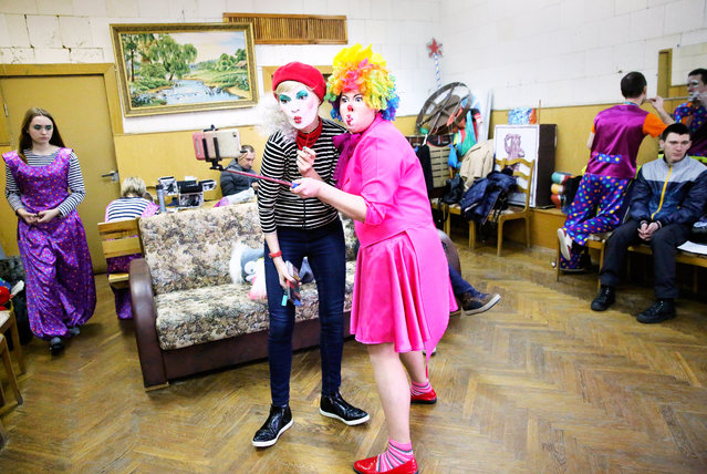 Clowns take a selfie in the artists' room of the Arts Palace during the first clown festival in Belarus in Bobruisk, some 150 km from Minsk, Belarus, 01 April 2018. (Photo by Tatyana Zenkovich/EPA/EFE)