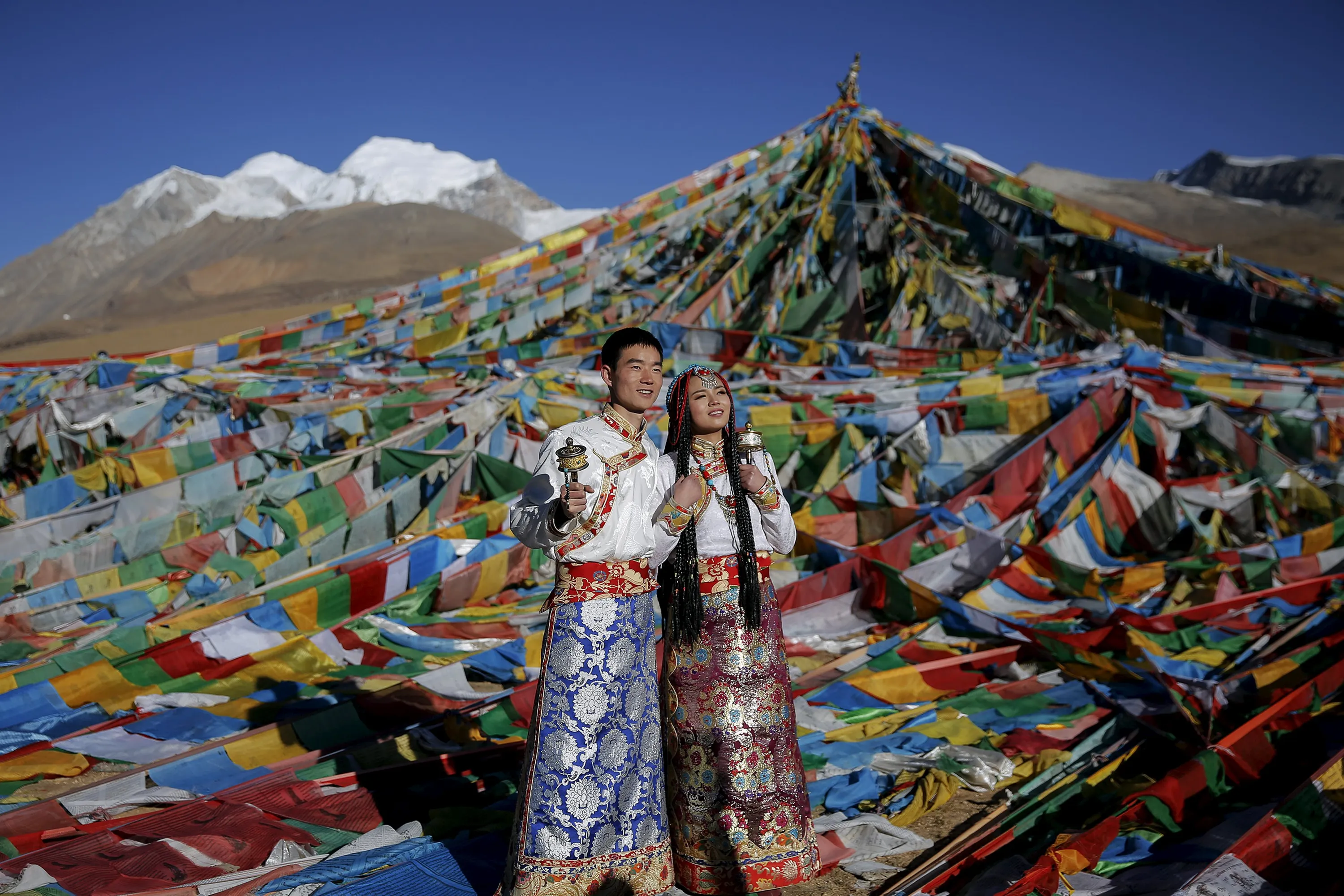 А также многих других стран. Традиционные Свадебные Наряды Тибет. Свадьба тибетцев. Тибетский свадебный наряд. Традиции Тибета.