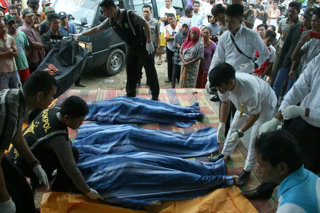 Officers evacuate the dead body of Indonesian migrant workers as a speedboat from Malaysia sank off Batam Island, in Teluk Mata Ikan, Batam, Indonesia, November 2, 2016. (Photo by M.N. Kanwa/Reuters/Antara Foto)