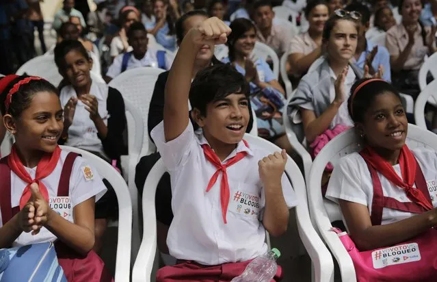 Students cheer after hearing the United Nations vote result on the Cuba embargo resolution, in Havana, Cuba, Wednesday, October 26, 2016. The United States abstained for the first time in 25 years Wednesday on a U.N. resolution condemning America's economic embargo against Cuba, a measure it had always opposed. When the vote - 191-0 with two abstentions – was shown on the electronic board, diplomats from the 193 U.N. member states burst into applause, as did the students watching from the Caribbean island. (Photo by Ramon Espinosa/AP Photo)
