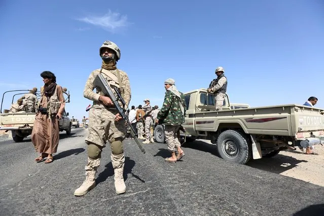 Soldiers loyal to Yemen's President Abd-Rabbu Mansour Hadi secure a road near the Mass army barracks after the pro-Hadi forces took it from Houthi rebels in the country's northwestern province of Marib December 18, 2015. (Photo by Ali Owidha/Reuters)