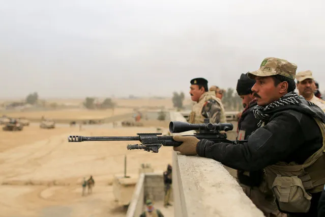 Iraqi soldiers take part during a military operation against Islamic State militants in Qaryat Shayyalah Al Imam, Iraq November 30, 2016. (Photo by Thaier Al-Sudani/Reuters)