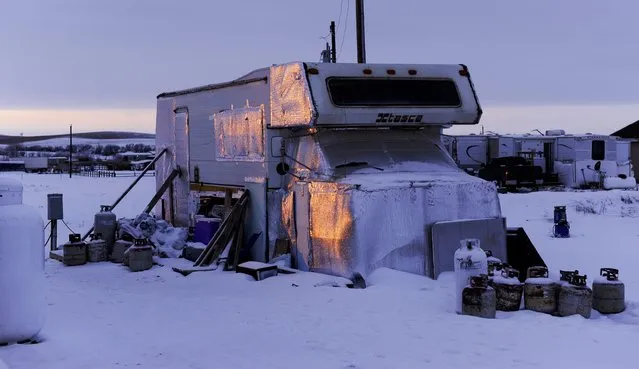 Sunset light reflects off an insulated RV outside of Watford City, North Dakota January 21, 2016. As oil prices remain depressed, occupancy rates in RV parks and other housing favored by oil field workers have decreased significantly across North Dakota's Bakken shale play. The collapse of U.S. oil and gas investment could have further to fall and Americans are showing signs they spend less of their windfall from lower gasoline prices than in the past, darkening the outlook for the U.S. economy. (Photo by Andrew Cullen/Reuters)