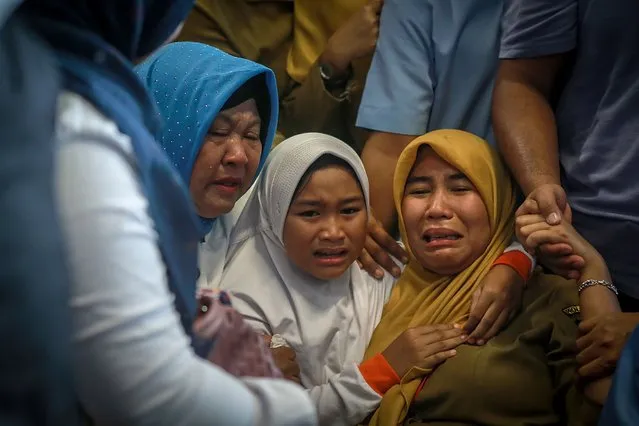 Family members of the crashed Indonesian Lion Air JT-610 react at Pangkal Pinang airport, in Bangka Belitung province on October 29, 2018. An Indonesian Lion Air plane carrying 188 passengers and crew crashed into the sea on October 29, 2018, officials said, moments after it had asked to be allowed to return to Jakarta. (Photo by Hadi Sutrisno/AFP Photo)