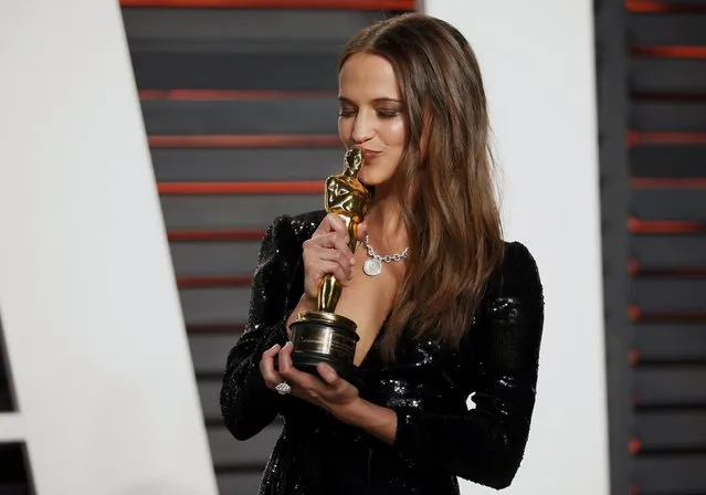 Alicia Vikander kisses her Oscar for Best Supporting Actress for her role in the film “The Danish Girl”, as she arrives at the Vanity Fair Oscar Party in Beverly Hills, California February 29, 2016. (Photo by Danny Moloshok/Reuters)