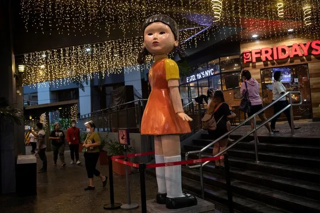 A 3-metre (10 ft) tall doll from Netflix series “Squid Game” is displayed outside a mall in Quezon City, Philippines, September 30, 2021. The nine-part thriller, in which cash-strapped contestants play childhood games with deadly consequences in a bid to win 45.6 billion won ($38 million), has become a worldwide sensation for Netflix since its launch less than a month ago. (Photo by Eloisa Lopez/Reuters)