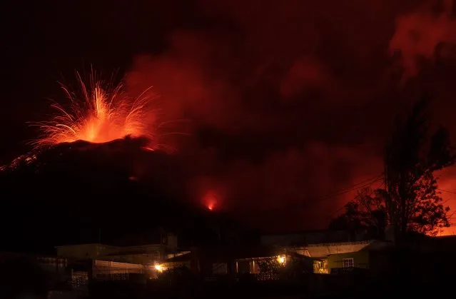 The Cumbre Vieja volcano, pictured from El Paso, spews lava on the Canary island of La Palma, Spain on December 13, 2021. The Cumbre Vieja volcano has been erupting since September 19, forcing more than 6,000 people out of their homes as the lava burnt its way across huge swathes of land on the western side of La Palma. (Photo by Pierre-Philippe Marcou/AFP Photo)