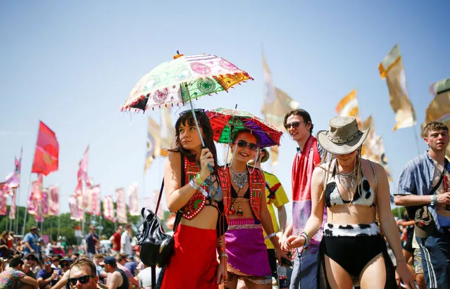 Festival goers enjoy the hot weather during Glastonbury Festival at Worthy farm in Somerset, Britain on June 27, 2019. (Photo by Henry Nicholls/Reuters)