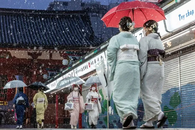 People wearing Kimono walk through Asakusa area during heavy snowfall on February 10, 2022 in Tokyo, Japan. Due to the expected heavy snowfall at leasts four highway sections are closed in Tokyo area to prevent vehicles from becoming stranded. (Photo by Yuichi Yamazaki/Getty Images)