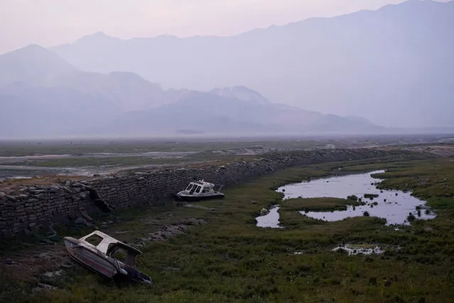 The abandoned boats lie on the dried lake bed of Poyang Lake, China's largest freshwater lake, in Jiujiang, Jiangxi province, China, December 9, 2019. (Photo by Aly Song/Reuters)