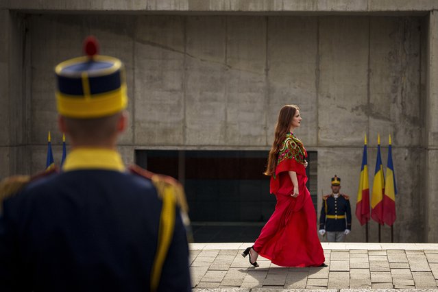 Romanian Roma soprano Isabela Stanescu walks by honor guard soldiers to perform the Romani anthem Gelem, Gelem during a commemoration of the Roma Holocaust Memorial Day, outside the Holocaust memorial, in Bucharest, Romania, Wednesday, August 2, 2023. (Photo by Andreea Alexandru/AP Photo)