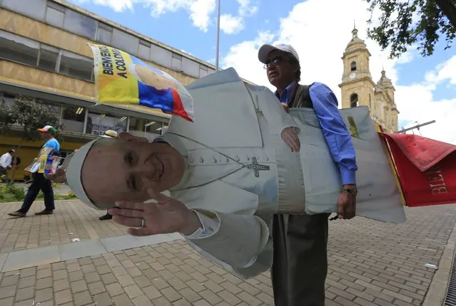 A man carries a life-size image of Pope Francis in downtown Bogota on September 4, 2017 ahead of the pontiff's visit to Colombia. Pope Francis will make a special four-day visit to Colombia, from September 6-11, to add his weight to the process of reconciliation between the government and the FARC. (Photo by John Vizcaino/AFP Photo)